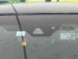 【プリクラッシュセーフティ】前方の車両等を検知し、衝突しそうな時は警報で注意を促し、ブレーキを踏む力をサポート。ブレーキを踏めなかった場合は衝突被害軽減ブレーキが作動、衝突回避をサポートします。