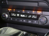 【オートエアコン】車内温度を感知して自動で温度調整をしてくれるのでいつでも快適な車内空間を創り上げます!どの席に座っても快適なドライブが楽しめます♪