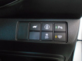 パワーテールゲートの開閉、パーキングセンサーや横滑りを防ぐVSA等のスイッチ類は運転席の右側、手の届きやすい位置にあります。