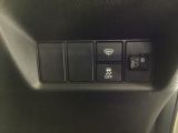 ハンドルの右側にはヘッドライトレベライザーとVSA(ABS+TCS+横滑り抑制)の解除スイッチがついています。ヘッドライトレベライザーは道路状況や積荷の加重に応じてライトの高さを調節できます。