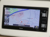 【7インチ】目的地を設定すれば、初めての場所でも簡単に行くことが出来ます。(音楽だって聴けちゃいます。)今や欠かせないアイテムですね。カーナビと共に楽しいカーライフを送って下さい!