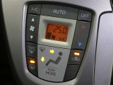 【オートエアコン】車内温度を感知して自動で温度調整をしてくれるのでいつでも快適な車内空間を創り上げます!どの席に座っても快適なドライブが楽しめます♪