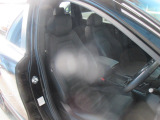 フロントシートのお写真です。 広い足元と、ゆったり座れるシートは長時間の運転でも疲れにくくなっております♪