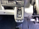【eコンスイッチ】低燃費運転をサポートするECONモード。スイッチをONすると、エンジンやトランスミッション、A/Cなどを協調制御し、燃費の向上に貢献。エコドライブの効果を高めます。