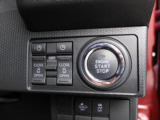 電子カードキーをポケットやバッグの中に入れておいたままでも、ブレーキを踏みながらボタンを押すだけで、スマートにエンジンスタートできます♪