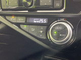 【オートエアコン】一度お好みの温度に設定すれば、車内の温度を検知し風量や温度を自動で調整。暑い&hellip;寒い&hellip;と何度もスイッチ操作をする必要はありません。快適な車内空間には必須の機能ですね♪