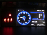 各操作スイッチは使いやすい位置に配置され、とっても見やすいメーターです。夜間時はラグジュアリーな気分にさせてくれる照明が魅力ですので、夜のドライブも楽しみになりますよ♪