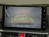 【バックカメラ】駐車時に後方がリアルタイム映像で確認できます。大型商業施設や立体駐車場での駐車時や、夜間のバック時に大活躍!運転スキルに関わらず、今や必須となった装備のひとつです!
