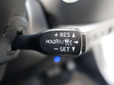 レーダークルーズコントロール(全車速追従機能付)付きです。車速に応じて追従支援してくれるので、ロングドライブも快適です。詳細は販売店スタッフまでおたずねください。