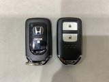 スマートキーを装備しています。鍵を差し込むことなくドアロックの開け閉めと、スタートボタン操作でのエンジンスタートができます。スペアキーも同じものを用意しております。