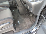 【フロントのフロアマット】前席は純正フロアマット付きです。大きな汚れもなく、使用感も少なめで綺麗な状態です。