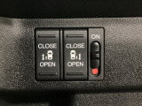リアドアは乗り降りに便利な両側電動スライドドアです。また運転席に座っていながらスイッチ操作で自在にスライドドアを開け閉めできます。