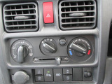 エアコンはマニュアル式。