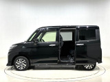 荷物をたくさん抱えてクルマに乗り込む時に便利な、ワンタッチオープン&ウェルカムオープン機能付き電動スライドドアです