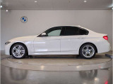 【拘りのFR】BMWが多く採用するFR車。ダイレクトでスポーティな加速感・シャープなハンドリングを実現。縦置きエンジンレイアウトにより、フラットで上質な乗り味です。
