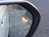 {ブラインドスポットモニター}隣の車線を走る車両をレーダーで検知し、ドアミラーに搭載されたLEDインジケーターが点灯し注意を喚起してくれます。