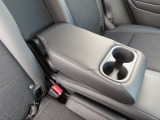 【後部座席のドリンクホルダー付きアームレスト】後部座席にはドリンクホルダー付きのアームレストが付いています。肘を置いてゆったりとドライブを堪能できます。