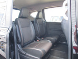 2列目シートは、キャプテンシート仕様の6人乗りです。