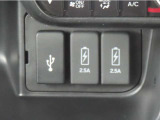 【USBジャック】音楽・動画再生用USBジャックに急速充電対応タイプの充電専用USBジャックがついています。