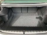 【トランクルーム】全面をファブリック処理し荷物に傷がつくのを防ぎます。ラゲージルーム照明を装着。背もたれをほぼ水平まで倒すことが出来ますので、大きな荷物の収納にも便利です。