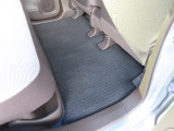 【後部座席のフロアマット】後部座席も純正フロアマット付きです。こちらも大きなスレや傷、汚れなどなくこちらも綺麗な状態です。