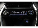 運転席と助手席、それぞれ温度調節ができ、オールシーズン快適なオートエアコンとなっております!