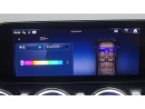 ドア、ダッシュボード、センターコンソールなどの柔らかなLEDの間接光が、室内空間を上質に彩り、ラグジュアリーな雰囲気を醸成します。照明色は64色から選べ、明るさも調整可能。