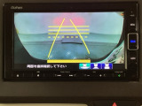 バックでの車庫入れも安心です! リアカメラが付いているバックモニター付のナビを装備しております。操作線もついており距離感も画面から確認できます。