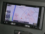 【7インチ】目的地を設定すれば、初めての場所でも簡単に行くことが出来ます。(音楽だって聴けちゃいます。)今や欠かせないアイテムですね。カーナビと共に楽しいカーライフを送って下さい!