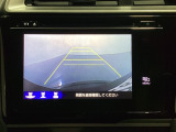 バックでの車庫入れも安心です! リアカメラが付いているバックモニター付のナビを装備しております。操作線もついており距離感も画面から確認できます。