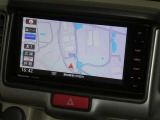 【7インチ純正ナビ】純正ナビを装備。タッチパネル式で使いやすく、詳細地図により目的地をピンポイントで設定できます。初めての道でも迷いにくく、ロングドライブも快適ですよ♪