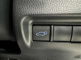 電動式バックドアです。 荷物を持ったままでもボタン一つで自動的に開け閉めできるので便利ですよ。 挟み込み防止機能も付いていますのでお子様の手や荷物を挟み込むのを防いでくれますよ。