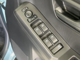 【電動格納ミラー】サイドミラーは電動格納式となっており、狭い駐車場でもキズがつくリスクを抑えられます。