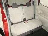後席シートも広々としたスペースを確保しています。大人でもゆったりと座って頂けますので、大人数でのお出かけもラクラクです♪ドライブに行くのが楽しみですね♪