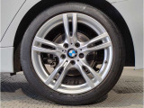【BMWアロイホイル】軽量かつ強度に拘ったアロイホイル。走行性能ポテンシャルを引き出す設計。車の足元を引き締めてくれる大きなポイントはアロイホイルです。