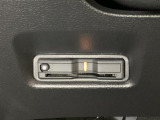 ハンドルの左下にETCがついています。高速道路の料金所の通過も楽々です。 カードの取り出しもしやすい場所についています。