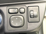 【電動格納ミラー】サイドミラーは電動格納式となっており、狭い駐車場でもキズがつくリスクを抑えられます。