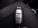 鍵がポケットの中でもドア開閉・エンジンスタートが可能な便利なスマートキーです!