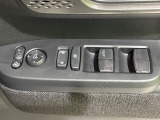 【電動格納ミラー】サイドミラーは電動格納式となっており、狭い駐車場でもキズがつくリスクを抑えられます。