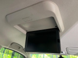 【フリップダウンモニター】大画面モニターで後席でもエンタメをお楽しみいただけます。小さなお子様にも大人気の装備です♪