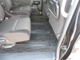 【後部座席のフロアマット】後部座席も純正フロアマット付きです。こちらも大きなスレや傷、汚れなどなくこちらも綺麗な状態です。