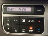 オートエアコンで、毎日のドライブを快適に。温度、風量を自動で調整し、理想的な車内環境を提供します。