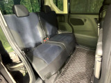 後部座席も気になるようなキズ・汚れやへたり等、大きなダメージはなく、良好な状態です。