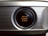 プッシュスタート♪鍵を使用せずにボタン操作だけでエンジンを始動♪便利かつ防犯性も高いです!!更に衝突回避支援機能も装備で安心です♪