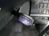 【レーダークルーズコントロール】(全車速追従機能付)付きです。車速に応じて追従支援してくれるので、ロングドライブも快適です。詳細は販売店スタッフまでおたずねください。