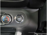 《エンジン始動パワースイッチ》エンジン起動はブレーキを踏みながらパワースイッチを押すだけです。カバンやポケットに携帯していればスマートキーを取り出す必要もないので便利ですね!