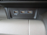 ナビ接続用USBジャック、充電用USBジャックが装備されています。