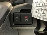 指先だけで簡単に操作が可能な電動パーキングブレーキを搭載。また、渋滞時や駐車券を取るシーンなどで便利なオートブレーキホールド機能も搭載しています。
