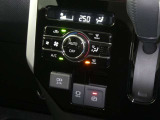 【オートエアコン】車内温度を感知して自動で温度調整をしてくれるのでいつでも快適な車内空間を創り上げます!どの席に座っても快適なドライブが楽しめます♪