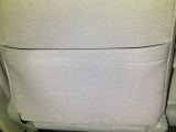 【収納】後部座席収納。散乱しがちな小物を収納するのに便利です。